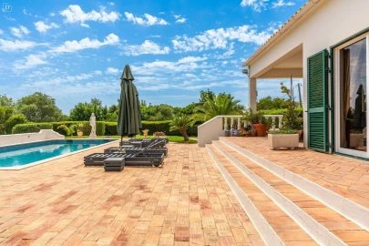 Moradia T4 para Venda em Santa Barbara de Nexe