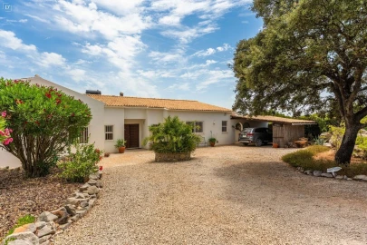 Moradia T4 para Venda em Santa Barbara de Nexe
