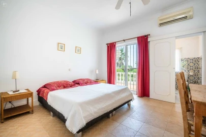 Moradia T4 para Venda em Santa Barbara de Nexe