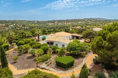Moradia T4 para Venda em Santa Barbara de Nexe