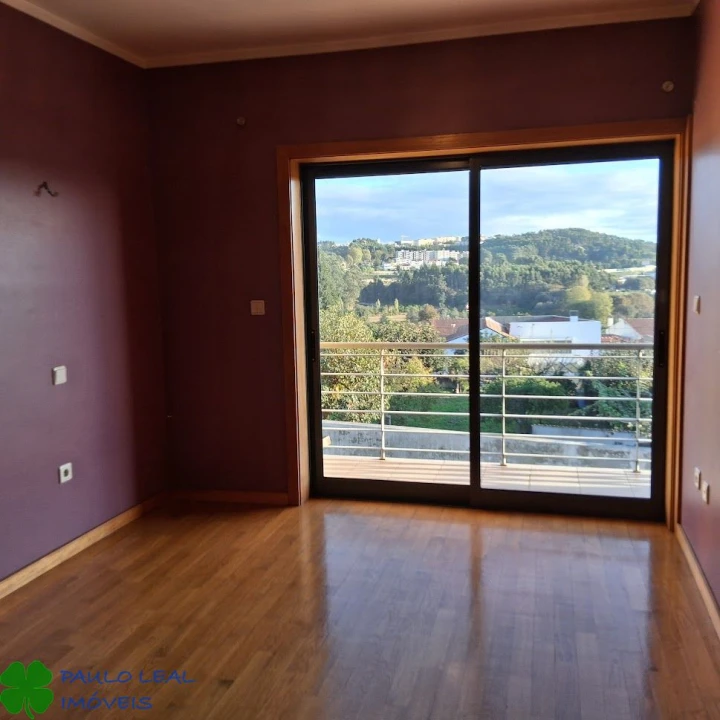 Moradia T4 para Venda em Milheiros Foto 9