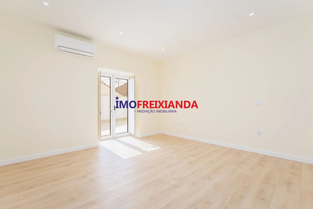 Moradia T2 para Venda em Caxarias Foto 14