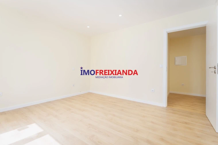 Moradia T2 para Venda em Caxarias Foto 11