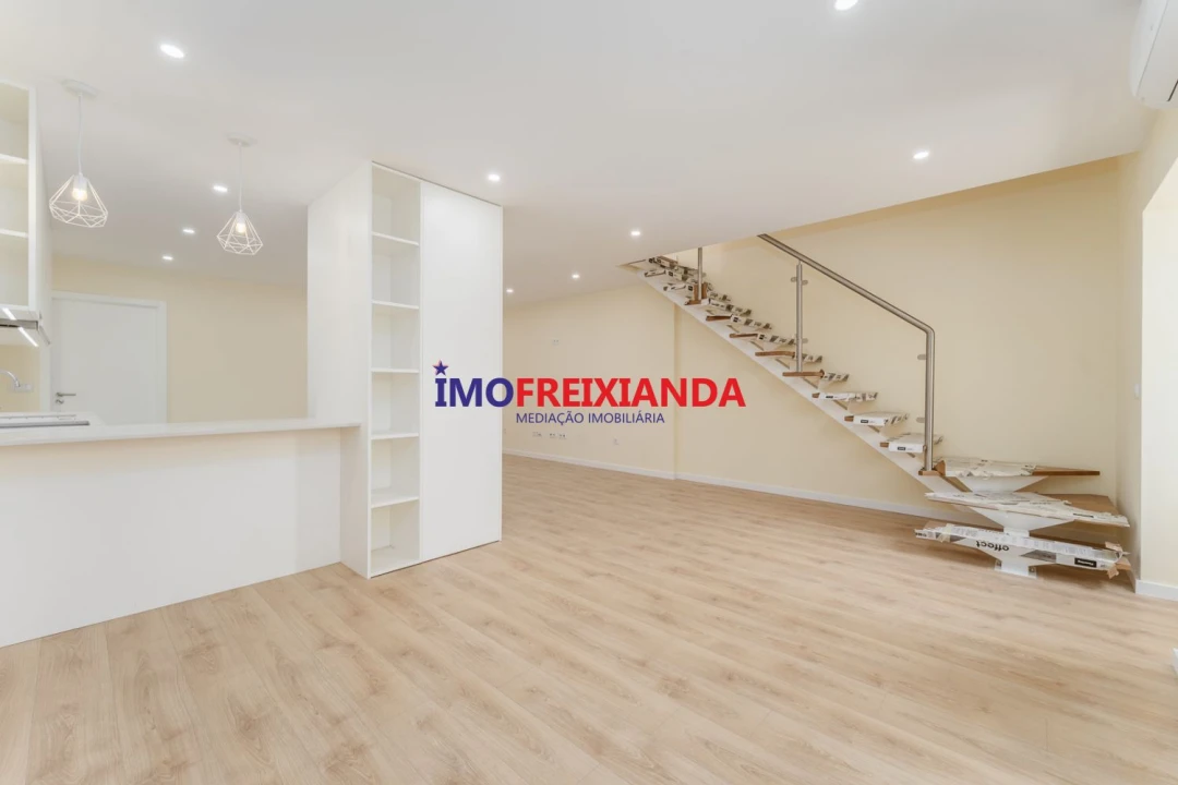 Moradia T2 para Venda em Caxarias Foto 3