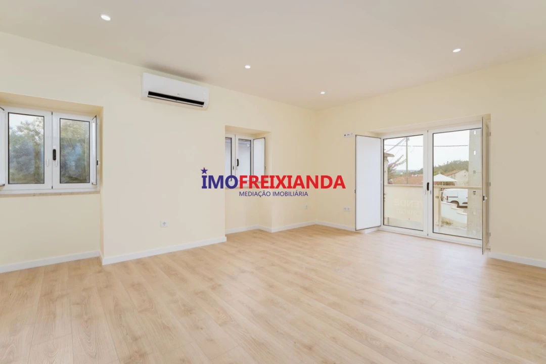 Moradia T2 para Venda em Caxarias Foto 10