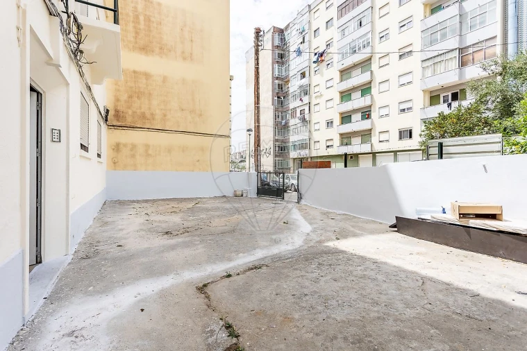 Prédio para Venda em Cacém e São Marcos Foto 3