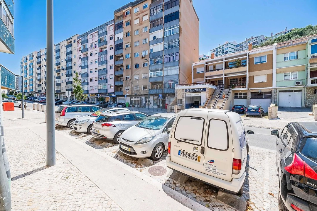 Apartamento T2 para Venda em Agualva e Mira-Sintra Foto 17