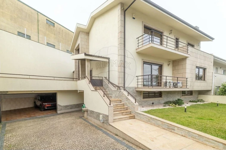 Moradia T4 para Venda em Fânzeres e São Pedro da Cova Foto 3