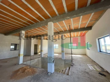 Armazém para Venda em Alpiarça