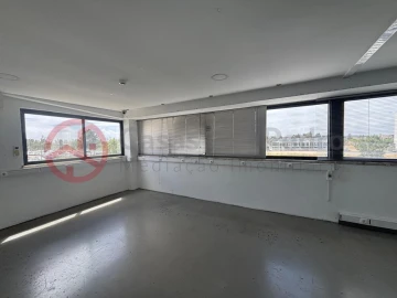 Armazém para Arrendamento em Corroios