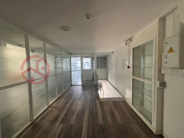 Armazém para Arrendamento em Corroios