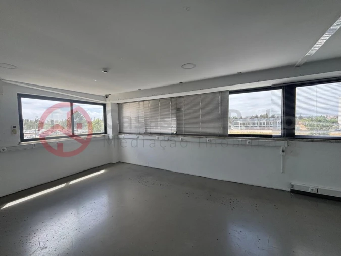 Armazém para Arrendamento em Corroios Foto 4