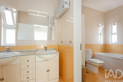 Moradia T4 para Venda em Quelfes