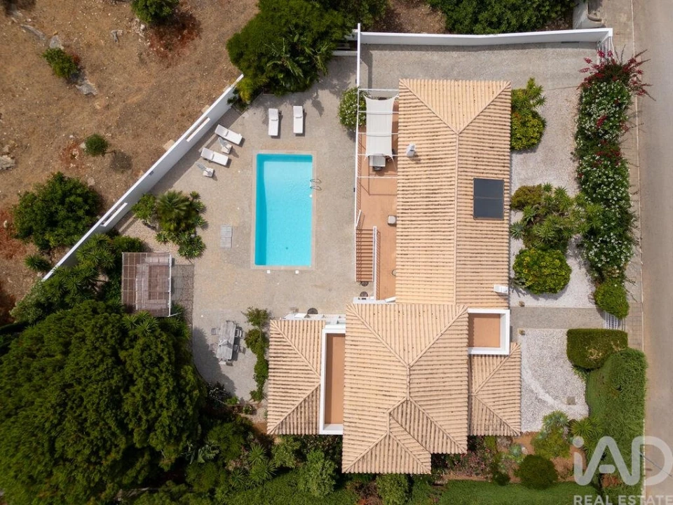 Moradia T4 para Venda em Quelfes Foto 1