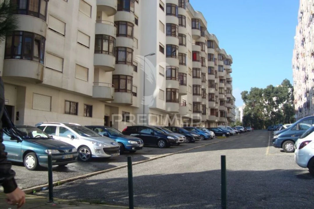 Apartamento T1 para Venda em Rio de Mouro Foto 1