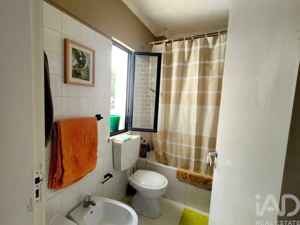 Apartamento T1 para Venda em Quelfes Foto 4