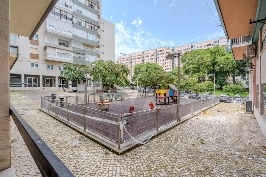 Apartamento T2 para Arrendamento em Areeiro Foto 35