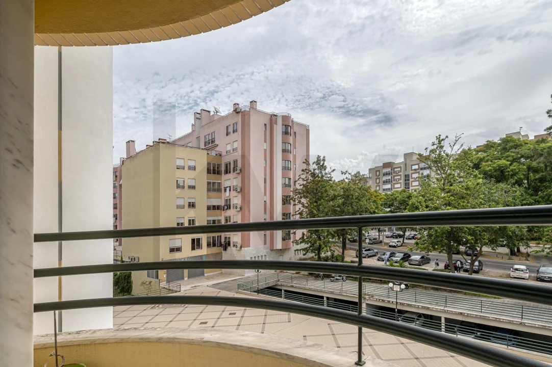 Apartamento T2 para Arrendamento em Lumiar Foto 4