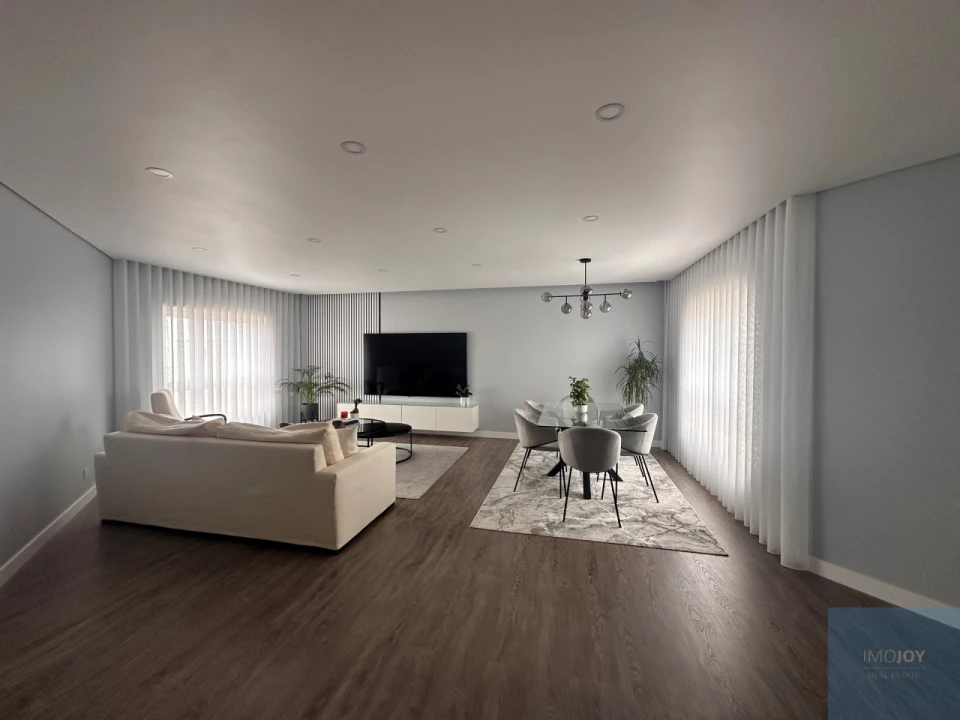 Apartamento T4 para Venda em Venteira Foto 1