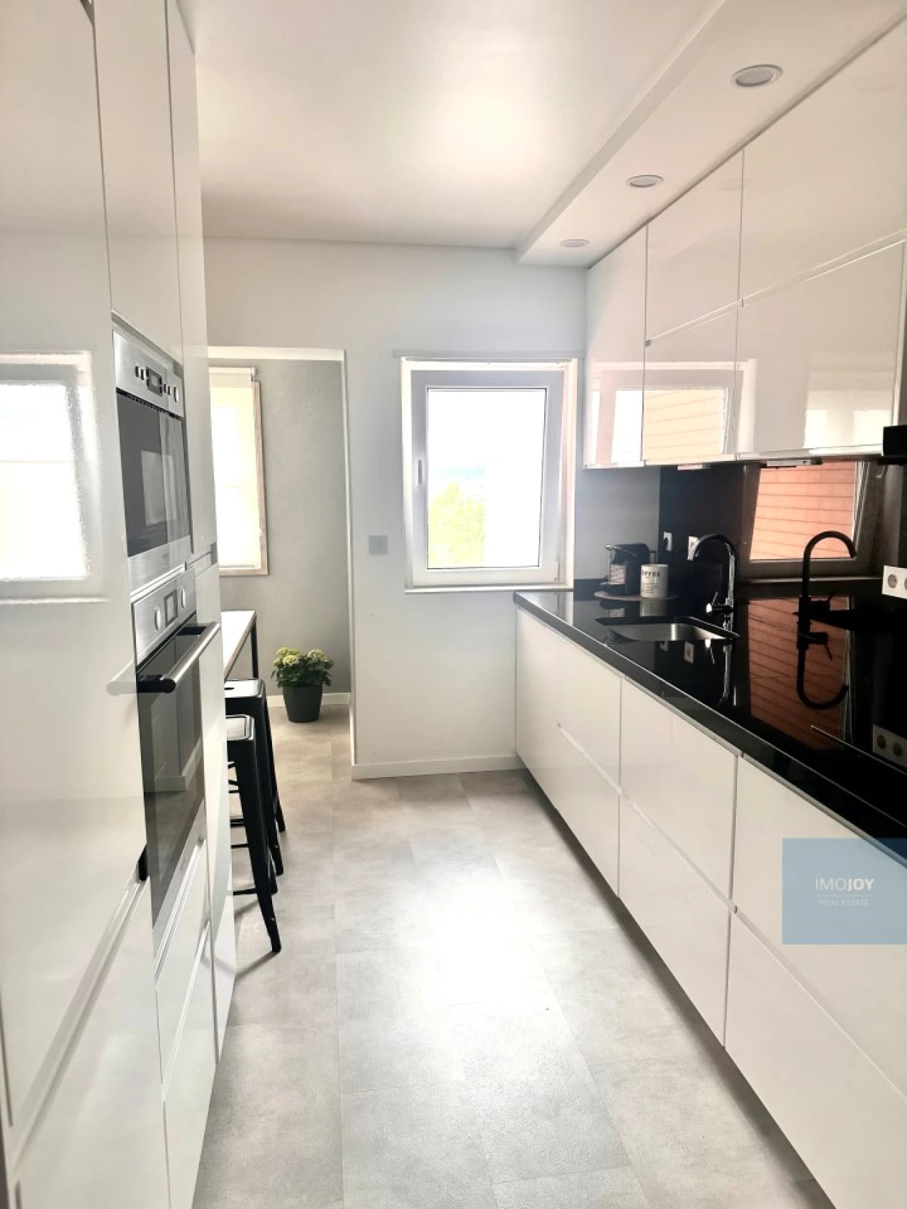 Apartamento T4 para Venda em Venteira Foto 6