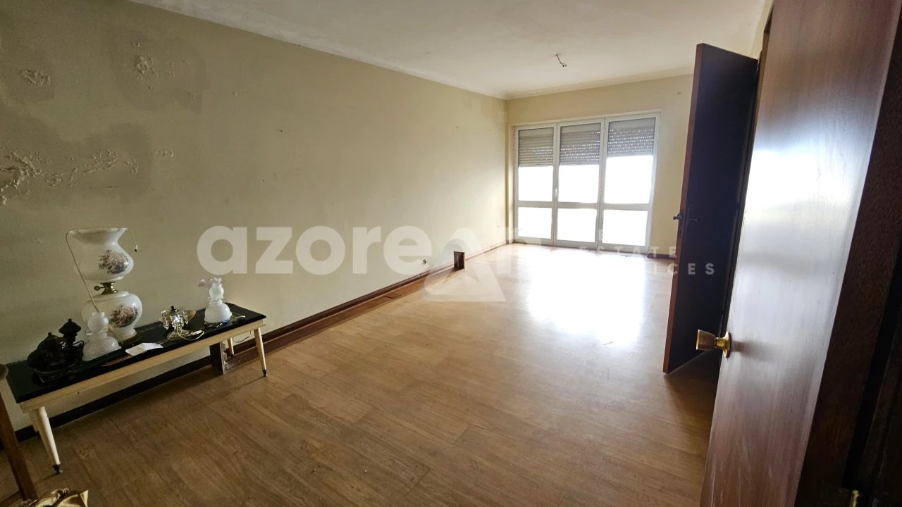 Moradia T8 para Venda em Ponta Delgada (São Pedro) Foto 6