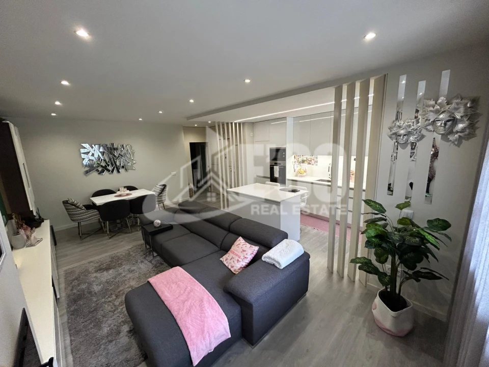 Apartamento T2 para Venda em Nogueira da Regedoura Foto 3