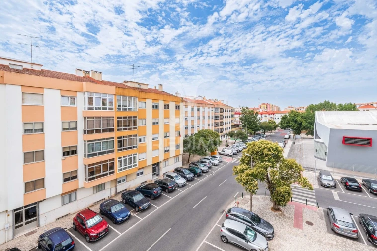 Apartamento T3 para Venda em Massamá e Monte Abraão Foto 31