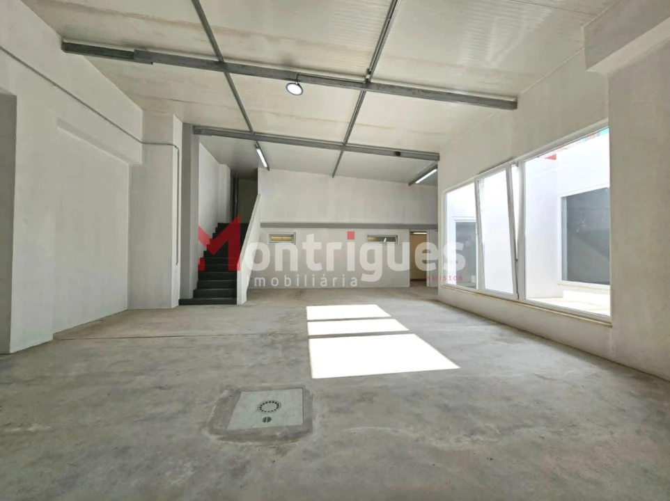 Armazém para Venda em Baixa da Banheira e Vale da Amoreira Foto 1