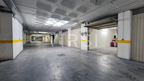 Garagem para Arrendamento em Sé Nova, Santa Cruz, Almedina e São Bartolomeu