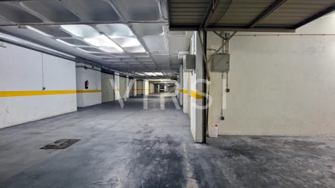 Garagem para Arrendamento em Sé Nova, Santa Cruz, Almedina e São Bartolomeu