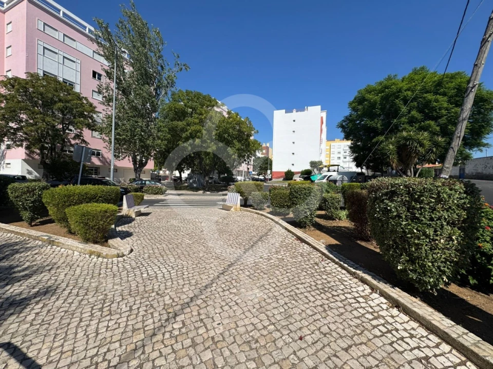 Prédio para Venda em Sacavém e Prior Velho Foto 2