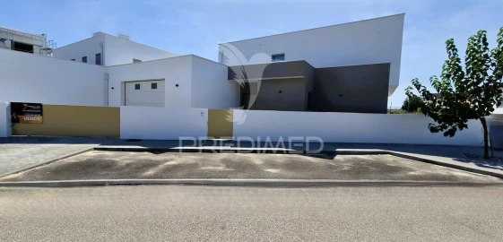 Moradia T4 para Venda em Batalha