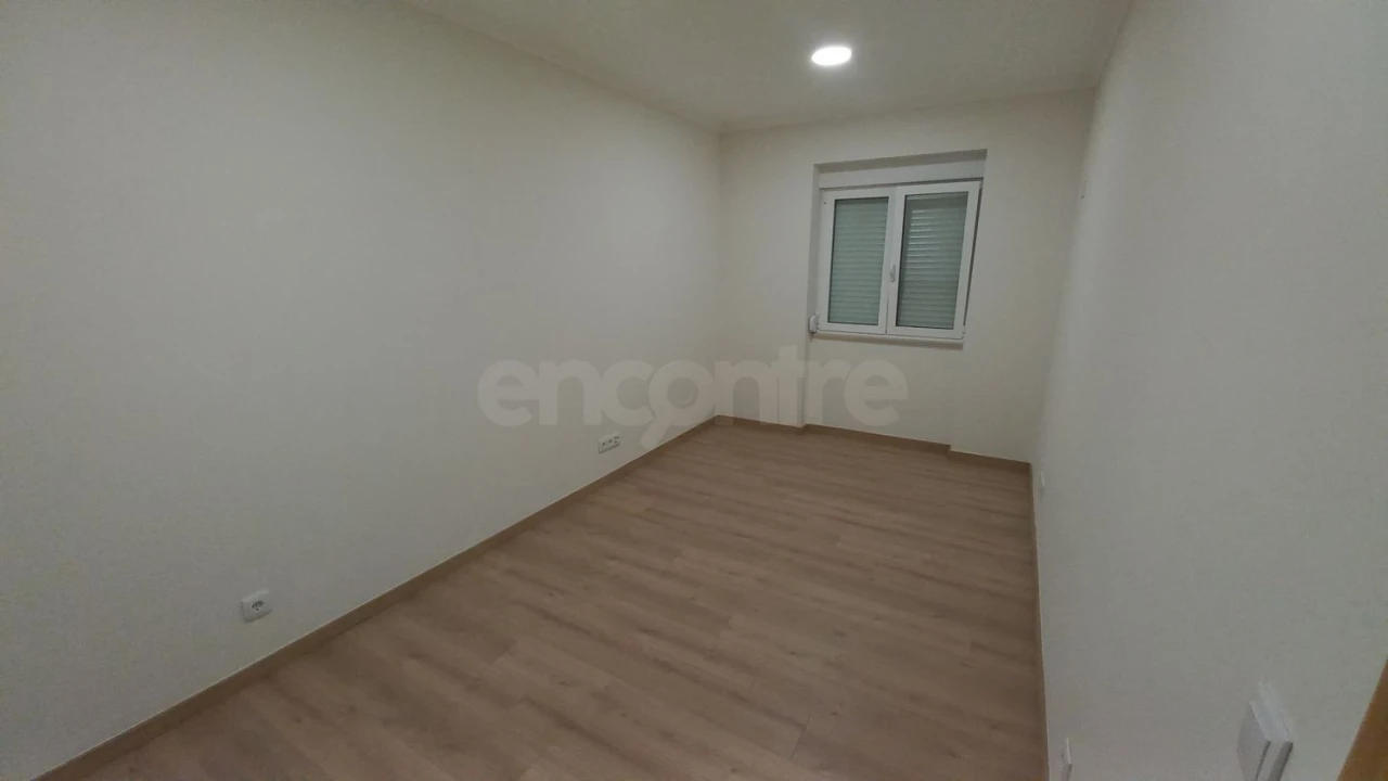 Apartamento T2 para Arrendamento em Póvoa de Santo Adrião e Olival Basto Foto 9