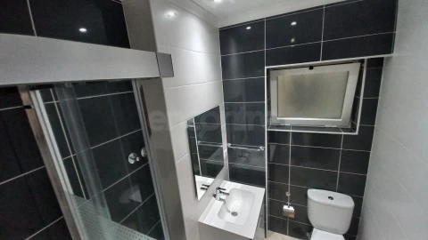 Apartamento T2 para Arrendamento em Póvoa de Santo Adrião e Olival Basto