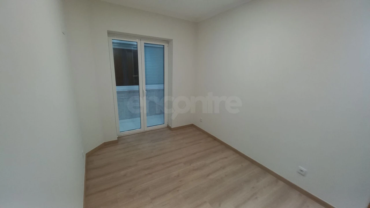 Apartamento T2 para Arrendamento em Póvoa de Santo Adrião e Olival Basto Foto 2