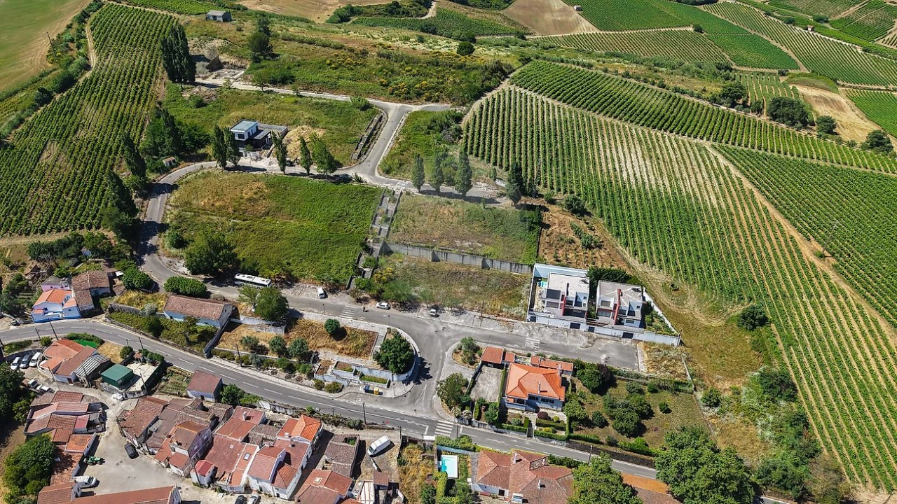Terreno para Venda em Carvoeira e Carmões Foto 11