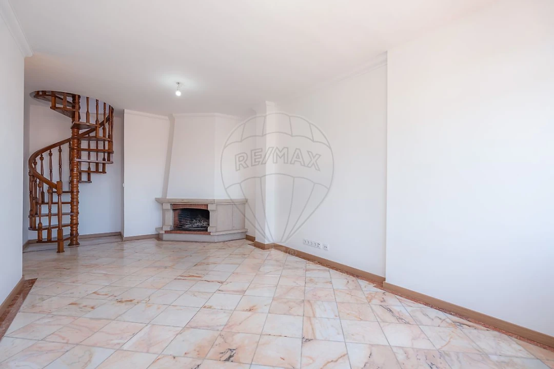 Apartamento T2 para Venda em Santo Antonio dos Olivais Foto 10
