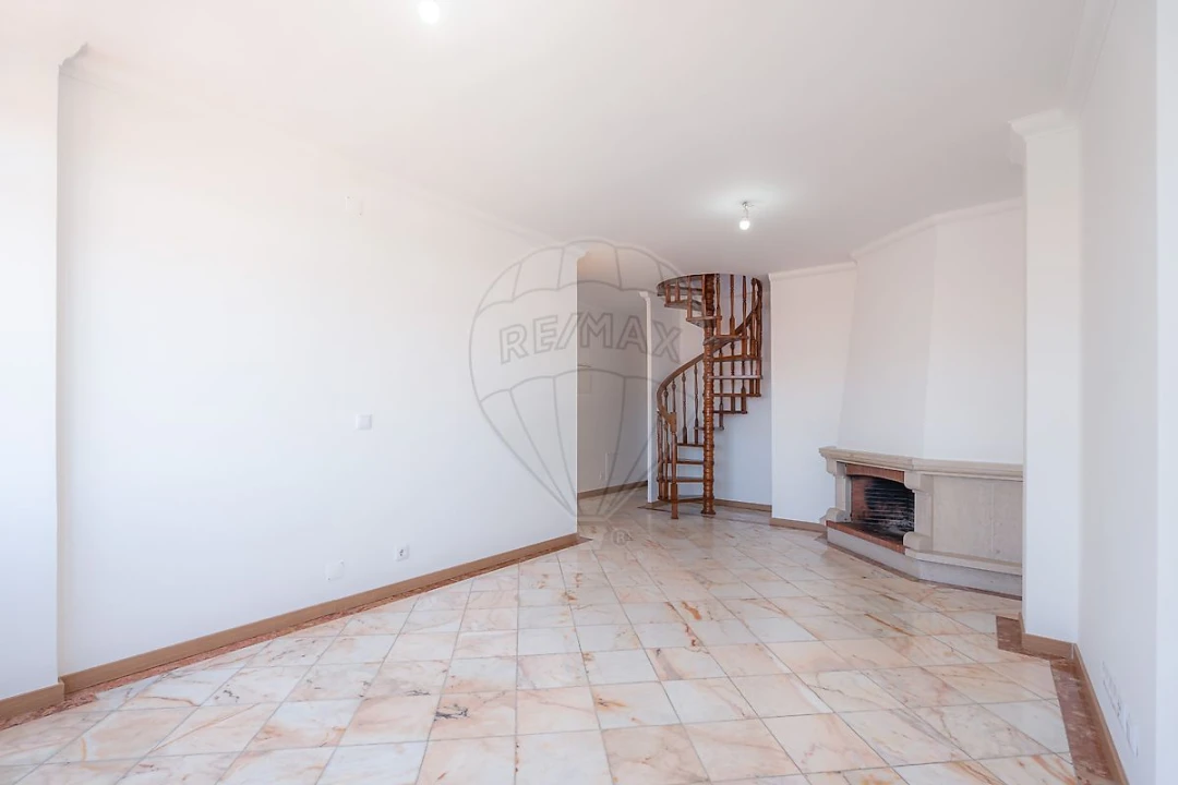 Apartamento T2 para Venda em Santo Antonio dos Olivais Foto 9