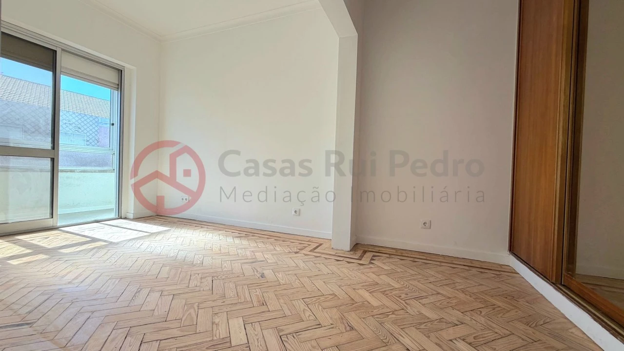 Apartamento T2 para Venda em Amora Foto 2