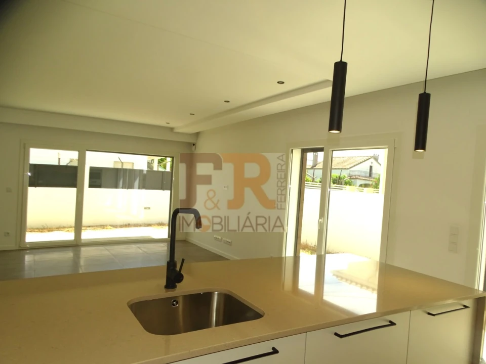 Moradia T4 para Venda em Fernao Ferro Foto 16