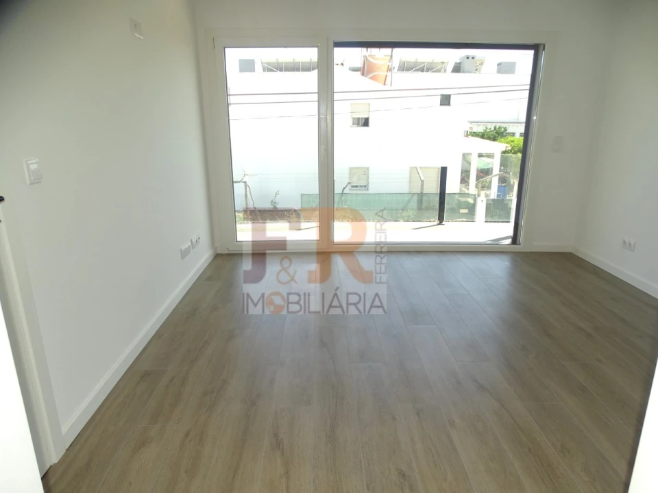 Moradia T4 para Venda em Fernao Ferro Foto 33