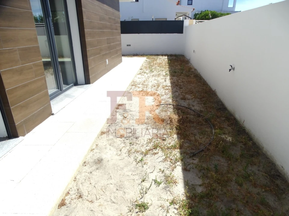 Moradia T4 para Venda em Fernao Ferro Foto 49