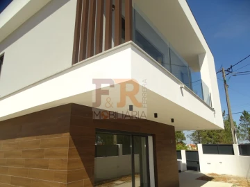 Moradia T4 para Venda em Fernao Ferro