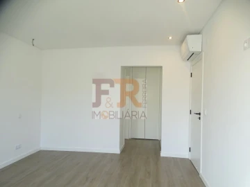 Moradia T4 para Venda em Fernao Ferro