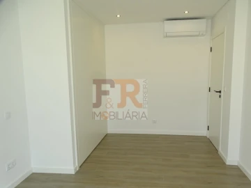 Moradia T4 para Venda em Fernao Ferro