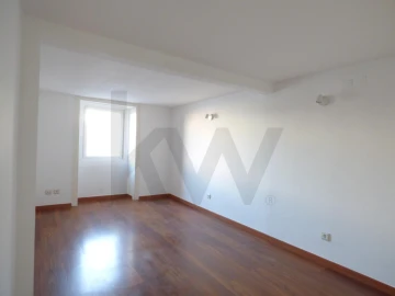 Apartamento T3 para Arrendamento em Misericórdia