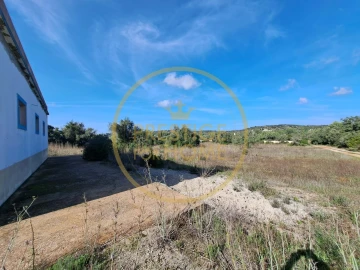 Armazém para Venda em Santa Barbara de Nexe