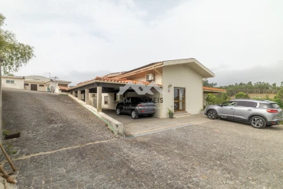 Moradia T4 para Venda em Lamelas e Guimarei