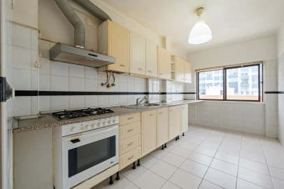 Apartamento T2 para Venda em Oeiras e São Julião da Barra, Paço de Arcos e Caxias