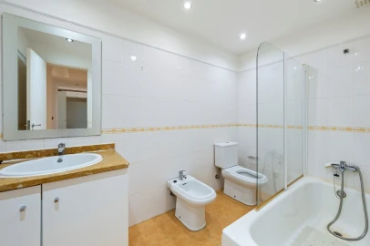 Apartamento T2 para Venda em Oeiras e São Julião da Barra, Paço de Arcos e Caxias